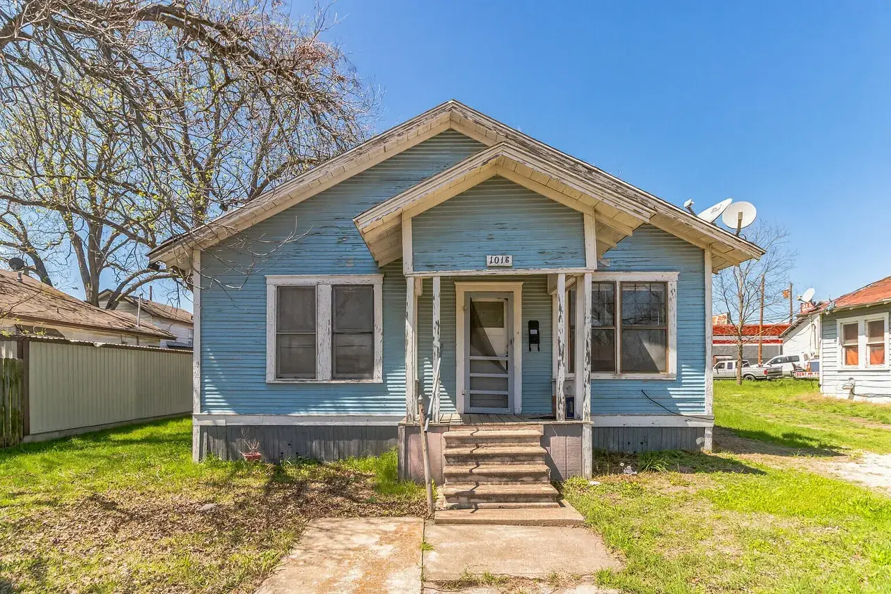 Distressed property photography by HomeJab