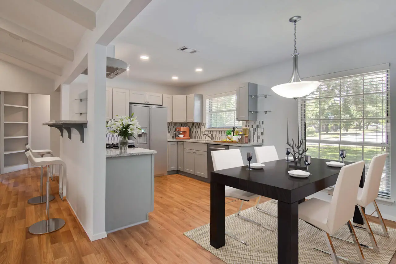 Kitchen & Dining After